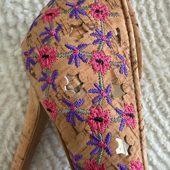 Jessica Simpson Jessica Embroidered Heels with perforated stars - Picture 7 of 11